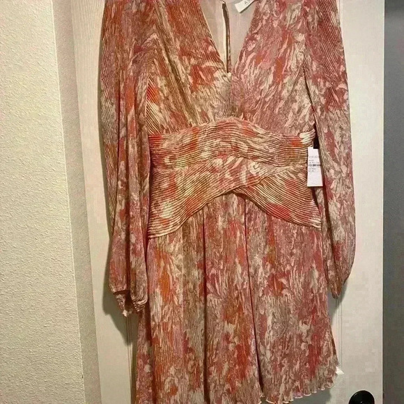 Anthropologie ASTR , NEW medium, peachy orange pink and cream colors feminine - Picture 10 of 14